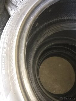 235/40R19 4 ks