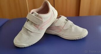 Tenisky s bílou podrážkou, vel. 34