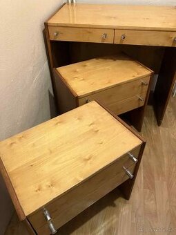 FEMINA starožitný set (stůl a 2 noční stolky)