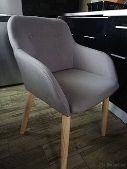 Nová jídelní křesla v šedé  i v černé barvě