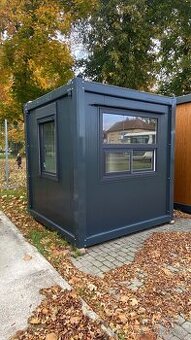 Obytný kontejner o rozměru 2,4 x 2,4 m s výdejním oknem