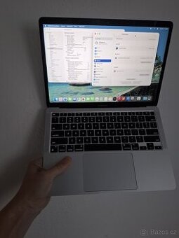 Macbook Air 13 palců M1 chip 8 GB RAM 256 SSD 70 cyklů