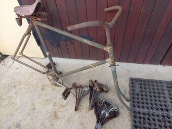 Staré kolo rám ,sedadla a kola .