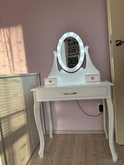 Kosmetický stolek s osvětlením