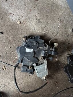 Zámky bočních dveří “šoupaček”