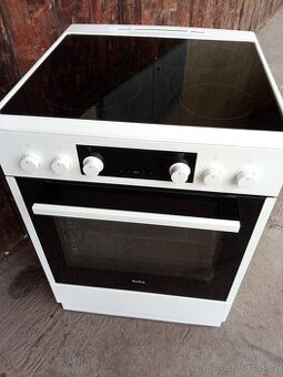 Elektrický sklokeramický sporák Amica ( skoro nový ) šíroký