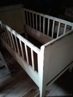 Stará dětská postýlka