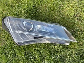 Škoda Superb přední pravé světlo