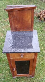 Noční stolek z přelomu století 19. a 20.