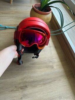 Lyžařská helma Atomic a lyžařské brýle Atomic