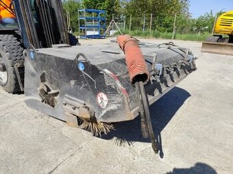 Zametaci kartac na smykovy nakladac