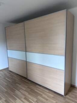 Velká šatní skříň s posuvnými dveřmi – 316 x 68,5 x 236 cm
