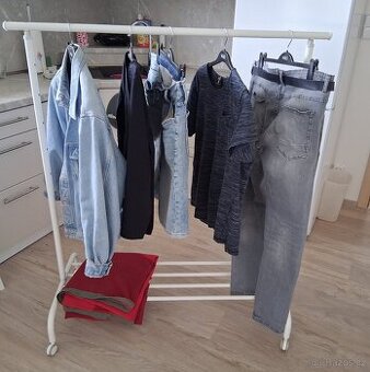 Šatní stojan na kolečkách IKEA Rigga. TOP stav.