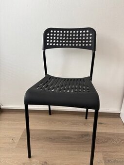 2 černé IKEA židle