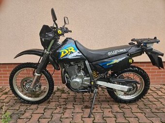 SUZUKI DR 650 SE – TOP stav, jen 29 tis. km