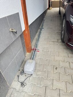 Sekční garážová vrata s pohonem, DoorHan
