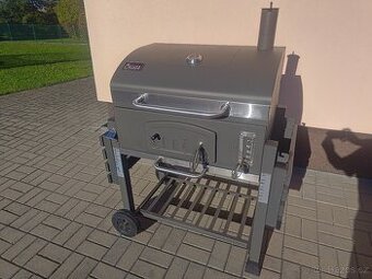 Robustní zahradní gril s velkou grilovací plochou 70 x 46 cm