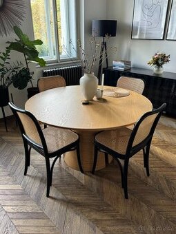 Jídelní kulatý stůl Teulat 137cm