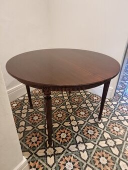 Starožitný řezbovaný rozkládací stůl kulatý o průměru 110 cm