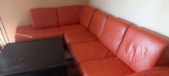 Kožená sedačka a stůl