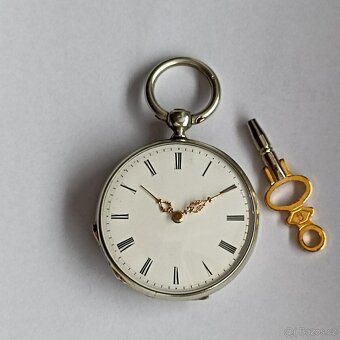 Starožitné stříbrné kapesní hodinky na klíček-klíčovky.