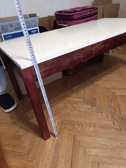 Stolek do obývacího pokoje