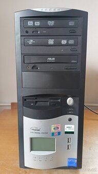 Starý PC se třemi vypalovačkami