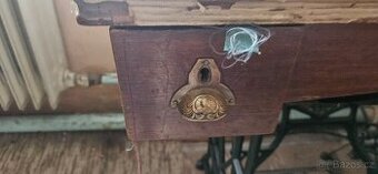 Starožitný šlapací šicí stroj Gritzner – kompletní, zachoval