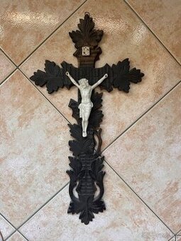 Velký vyřezávaný dřevěný kříž s figurou Krista
