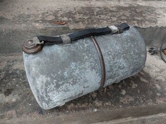 Starý kanystr na veterána 20-30.léta.