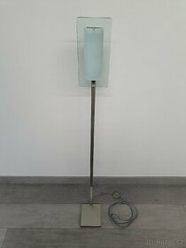 Samostatná, samostojná pokojová lampa