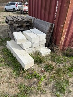 Ytongy ruzne kusy za odvoz Loučeň