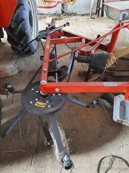 Dvourotorový obraceč sena