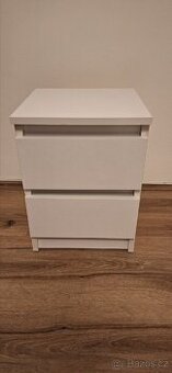 Bílý noční stolek se 2 šuplíky