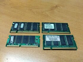Různé druhy starších pamětí RAM do notebooku