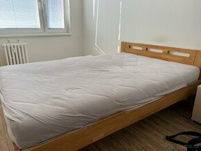Kvalitní postel z masivu a matrace