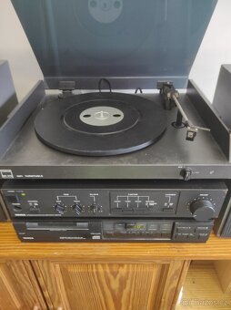 Sestava Tesla ,gramofon, zesilovač a gramofon.