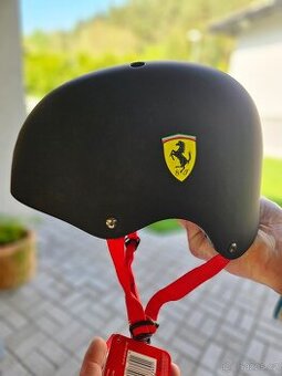Helma na koloběžku Ferrari