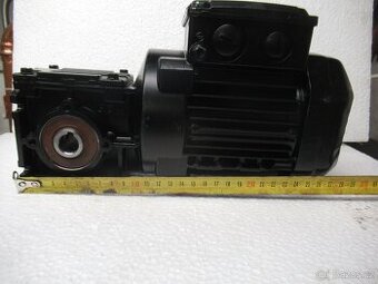SEW-NOVÁ elektropřevodovka 400V.0,12kw.výst.otáčky 23min.