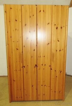 Šatní skříň z borovice - lámací dveře - celomasiv