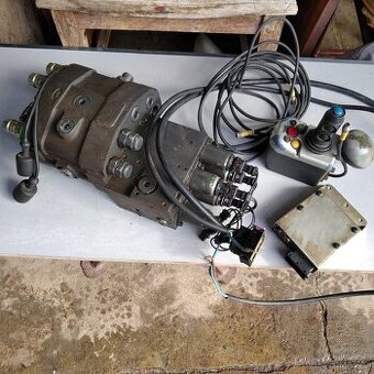 Rozvadec celni nakladac Q 930