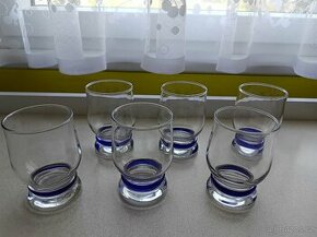 Silnostěnné skleničky s těžkým, modrým dnem.
