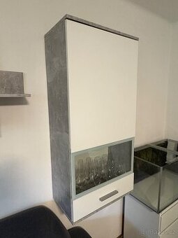 Skříňka, lesklý stůl