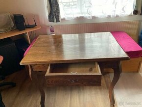 starožitný stůl