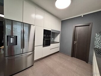 Moderní kuchyňská linka s barovým poloostrůvkem