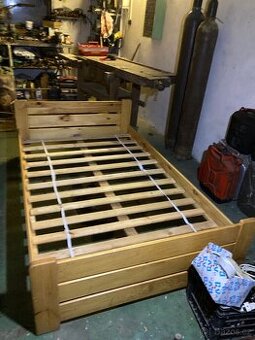 Dřevěná postel s roštem z borovice