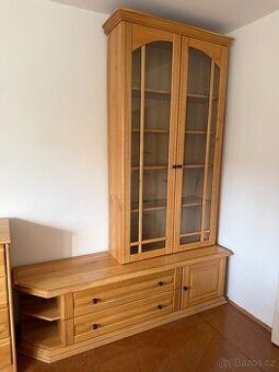 Obývací stěna z masivního dubu s kovanými úchytkami