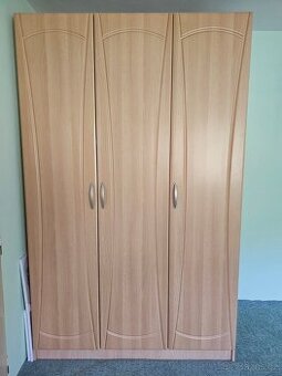 Velká prostorná skříň-vysoká 225 cm