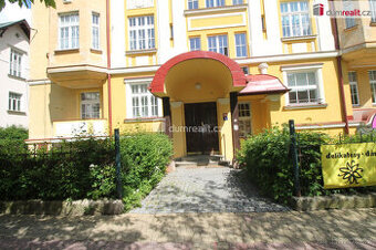 Pěkný prostorný byt 2+1 v přízemí cihlového domu se samostat