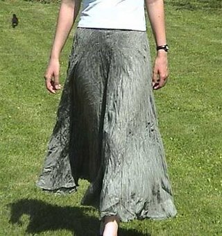 KRÁSNÁ HEDVÁBNÁ, MAČKANÁ SUKNĚ